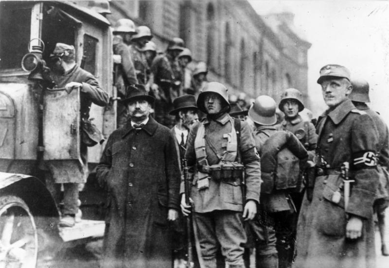Bundesarchiv Bild 146 2007 0003 Soldaten bei der Verhaftung von Stadträten